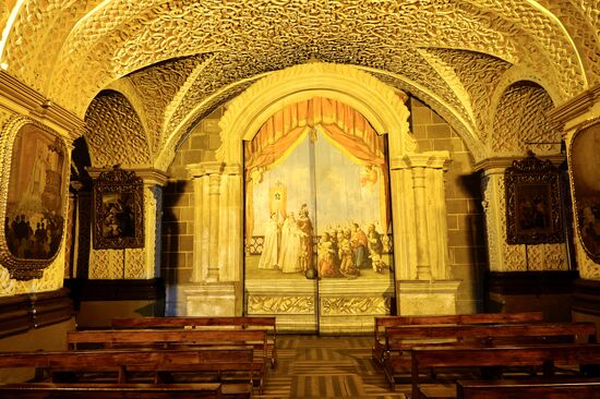 Mit herrliche. Gemälden und Bildnissen. Man könnte Stunden verbringen. Thomas wird überhaupt nicht fertig mit fotografieren.