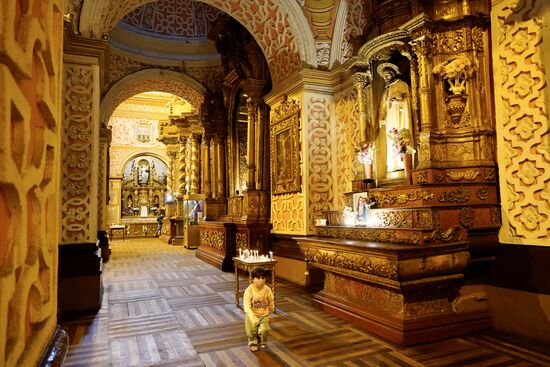 Wunderschönes Seitenschiff mit vielen Altaren.