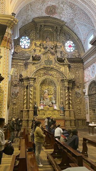 Es findet gerade ein Gottesdienst statt. Ein Organist spielt auf und singt recht flott.