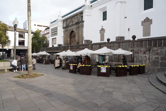 In der Mauer der Kirche sind Restaurants und Cafés gebaut.