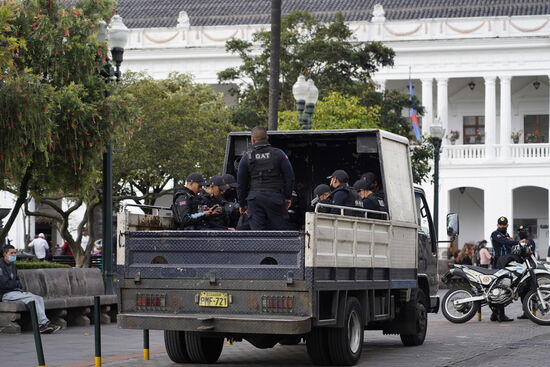 Uns fällt auf, dass sehr viel Polizei und Sicherheitskräfte in der Stadt sind. Dafür scheint es Gründe zu geben, beruhigt aber auch gleichzeitig.