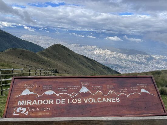 Von hier hat man einen tollen Blick auf die umliegenden Vulkane—ganz undeutlich in den Wolken und Nebel kann man auch den 5897m hohen „Cotopaxi“ sehen