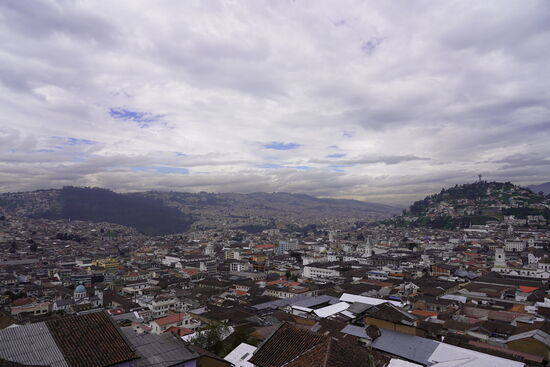 Von der Dachterrasse des Hotels hat man diesen tollen Blick auf Quito