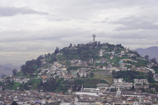 Quito hat knapp 3Mio Einwohner und liegt auf 2800m Höhe. Es ist die höchste Hauptstadt der Welt. 
Im Vergleich dazu die höchstgelegene Stadt in Deutschland ist Oberwiesenthal, welches unter 1000m liegt