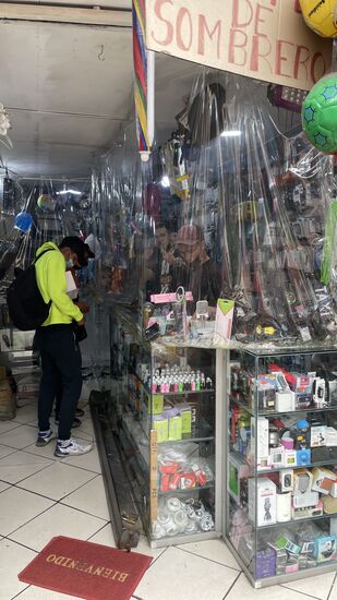 Hier werden wir schließlich fündig! Hier gibt es alles an Elektrokrams—für 6 US$ bekommen wir unsere Kofferwaage!
Hier scheint man auch besonders ängstlich bzgl Keime zu sein—alle Verkäufer sind hinter einer Plastikwand