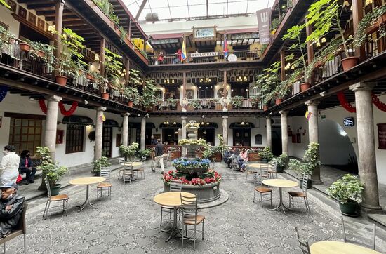 Wir sind happy und gehen in die Stadt—hier ein schöner Innenhof