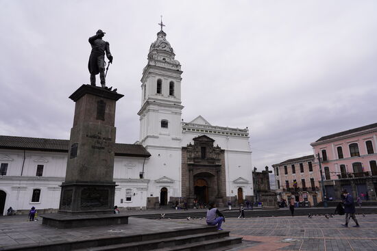 Wir besuchen die „Iglesia de Santo Domingo“—hier passiert es uns wieder, dass uns ein Polizist anspricht und fragt, ob alles in Ordnung sei.
Das ist uns gestern auch schon 2x passiert. Man ist hier sehr um das Wohl seiner Gäste bemüht