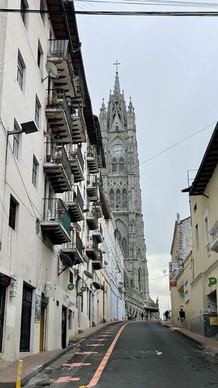 Nun besuchen wir die wohl schönste Kirche von Quito, die ist uns schon gestern bei unserer Ankunft aufgefallen