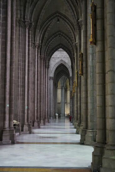 Linkes Schiff der Basilika. Eine Basilika hat immer drei Schiffe. Das Mittelschiff ist höher als die Nebenschiffe. Die Nebenschiffe haben auch weniger Lichteinfall als das Mittelschiff.