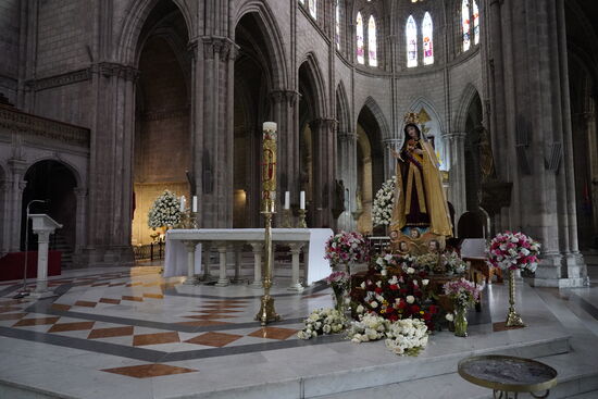 Ein wunderschöner und sehr großer Altar.