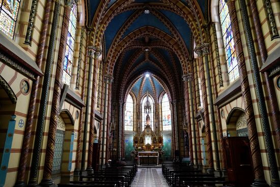 Im hinteren Bereich der Basilika gibt es eine weitere Kapelle mit wunderschönen Fensterbildnissen.