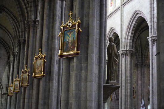 …. mit zahlreichen Gemälden.