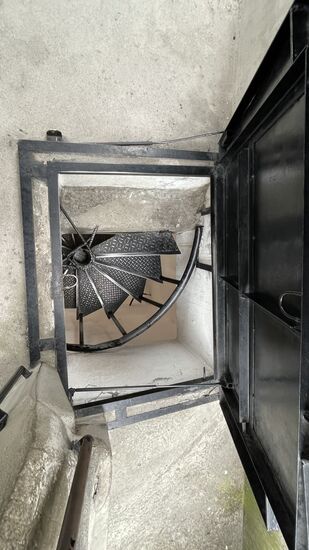 Die letzten 2 Etagen gehts über diese enge Wendeltreppe
