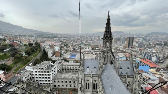 Blick über das historische Zentrum der Stadt. Quito wurde 1534 auf den Fundamenten einer früheren Inkasiedlung gegründet. Im 16. und 17. Jahrhundert wurden die zahlreichen Kirchen und Gebäude des historischen Zentrums gebaut. In dem Kolonial-Baustil wurden europäische, maurische und indigene Baustile verschmolzen.