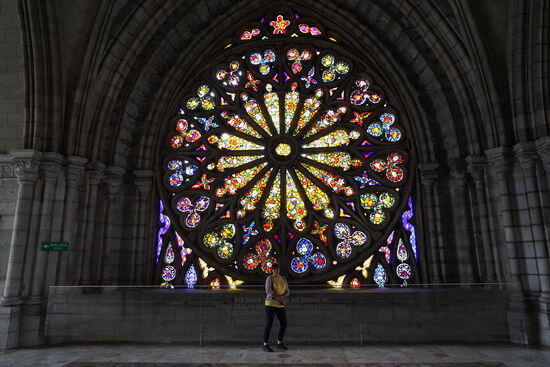 Die Dimension dieses Mosaikfensters wird einem erst bewusst, wenn man davor steht.