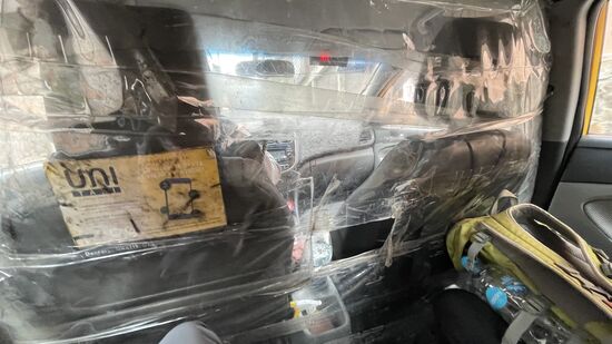 Die Taxifahrer sind auch alle gut geschützt—unten ist ein kleines Loch, durch das man das Geld reicht