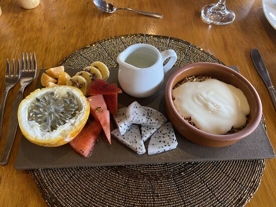 Es gab Obst, Yoghurt und Müsli. Danach Eierspeisen nach Wunsch.