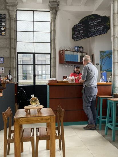 Thomas findet wieder einen neuen Freund: Lenin, der Café-Besitzer. sie tauschen Nummern aus. Lenin spricht gut deutsch und war auch schon einige Jahre in Deutschland