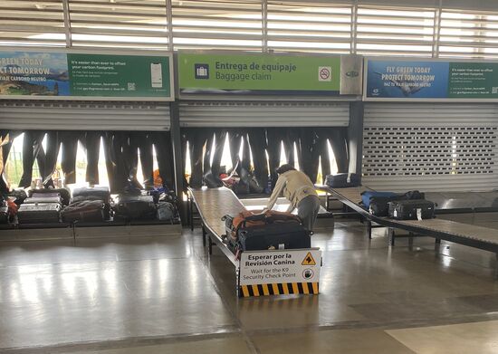 Das Gepäck wird ausgeladen und aufgereiht…..