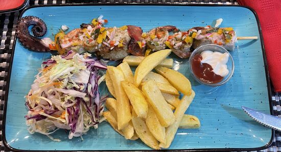 Und dann gibt es überall Delikatessen aus dem Meer—
Wir entdecken „Kiosko“ das ist eine Straße, wo ein Restaurant neben dem anderen ist, die frische Ware aus dem Meer wird auf kleinen Tischen ausgestellt und man kann es sich direkt auf den Grill bestellen