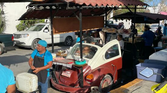 Der ehemals verschlafene Fischerort Tulum hat sich zu einem hippen Touristenort verwandelt- ich habe grade noch diese Bilder von gestern Abend gefunden- an diesen Ständen laben sich aber vorwiegend die mexikanischen Besucher