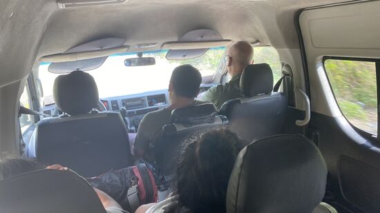 Wir stehen keine 2 Minuten, dann kommt schon ein gut gefüllter „Collectivo“ —kein Platz mehr frei für uns—aber der Fahrer meint in 3 Minuten steigen die ersten aus -
Tatsächlich—wenige Meter aus der Stadt, ist eine Cenote und eine Mädelsgruppe macht Platz. Nun haben wir eine knappe Stunde eine entspannte Fahrt.
Wir werden fast am Eingang der Ruinen rausgelassen