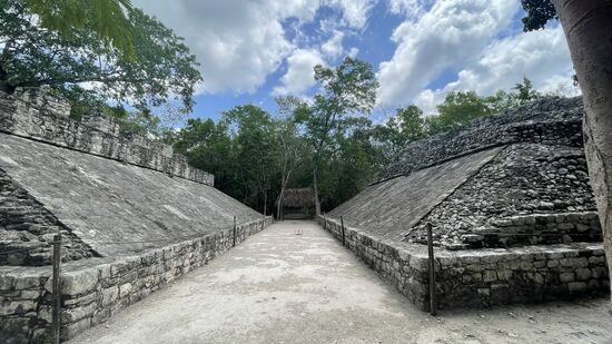 Ein weiterer Ballspielplatz—den ersten sahen wir gleich hinter dem Eingang, bei der „Iglesia“
Das Ballspiel wurde mit einem großen, schweren Ball gespielt—ähnlich einem Medizinball—er passte fast millimetergenau durch den kreisförmigen Steinring
