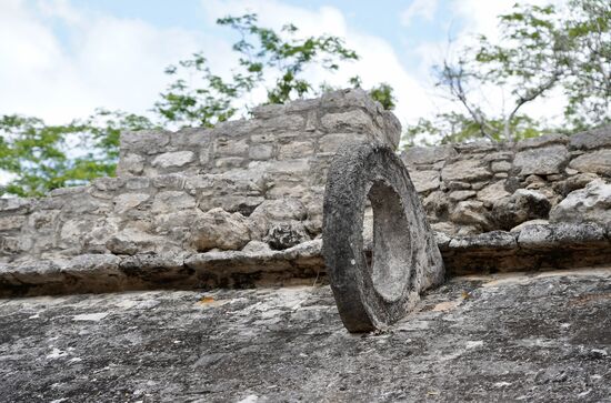 Trotz seines Gewichtes, durfte der Ball nie den Boden berühren und nur mit Ellenbogen, Schultern, Hüfte in der Luft gehalten werden.
Am Ende jeden Spieles wurde ein Menschenopfer aus einer Mannschaft gebracht