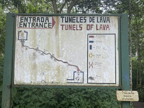 Unser Fahrer wartet geduldig und bringt uns nun zum Lavatunnel-Eingang