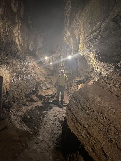 Der Tunnel ist durchweg gut beleuchtet, sodass man keine Taschenlampe braucht