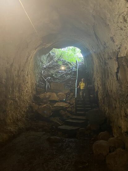 Ein paar Stufen hinab zum Eingang