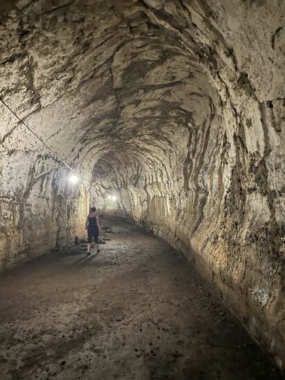 An den Wänden sieht man verschiedene Schichten—eine Lavahöhle entsteht, wenn der Lavafluß an der Oberfläche zuerst erstarrt und die Lava im Inneren flüssig bleibt und weiterfließt—so entsteht nach dem Versiegen des Lavastroms ein Hohlraum.
Es gibt auf den Galapagos-Inseln mehrere dieser Tunnel.
Auch auf Hawai gibt es einen.
Und einen ganz langer Tunnel verbindet die Canaren mit Afrika!