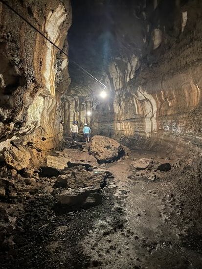 Wir wissen nicht, ob hier Steine abgestürzt sind, oder ob man den Tunnel verbreitert