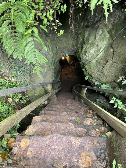 Nach 20 Minuten sind wir durch und unser Fahrer erwartet uns hier am anderen Ende