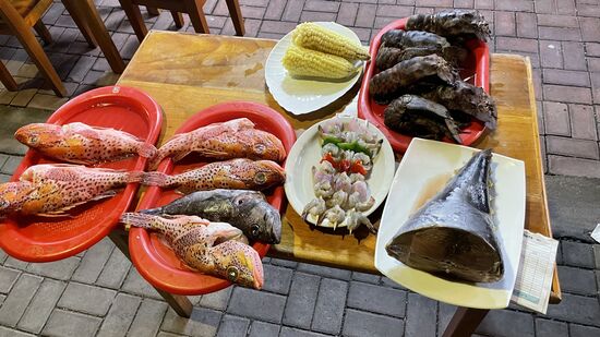 An diese Tiere dürfen wir aber ganz nah—Viele Restaurants präsentieren so ihre Ware—man sucht sich was aus und bekommt es gegrillt auf den Teller!!
