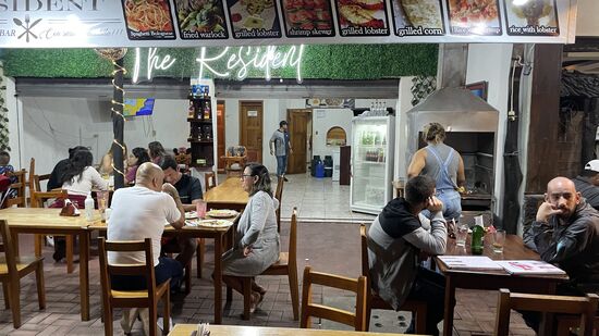 Es gibt viele dieser Restaurants—aber Vorsicht! Hinterher nehmen sie immer mehr als man anfangs vereinbart hat—die Jungs sind da etwas vergeßlich