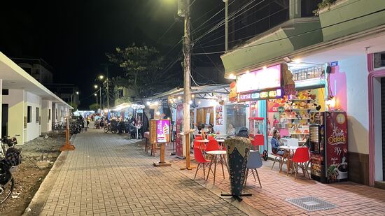 Wir besuchen gerne einen alten Italiener—da gibt es auch ein leckeres Fisch-Carpaccio—zwar nicht hauchdünn, aber viel und frisch!