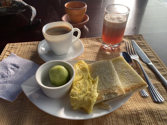 Mein Frühstück: eine Kiwi, 1 Rührei, Saft, Kaffee und Toast