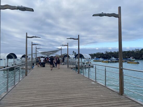 Wir unterhalten uns nett, während wir auf das Boot warten. Sie berichten, dass sie viel Ärger mit ihrer Reise haben—vieles umgebucht wurde und sie sehr genervt sind