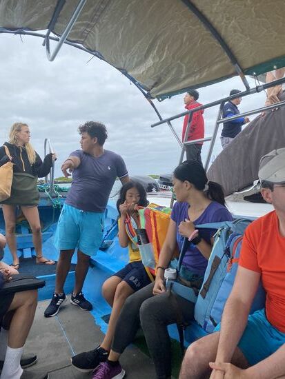 Auf dem Speedboat soll die Überfahrt sehr heftig sein, berichten die Beiden, vielen wird übel, man wird teilweise vom Sitz geworfen und einige müssen sich sogar übergeben. Und—tatsächlich fällt diesmal beim Umladen ein Rucksack ins Wasser!