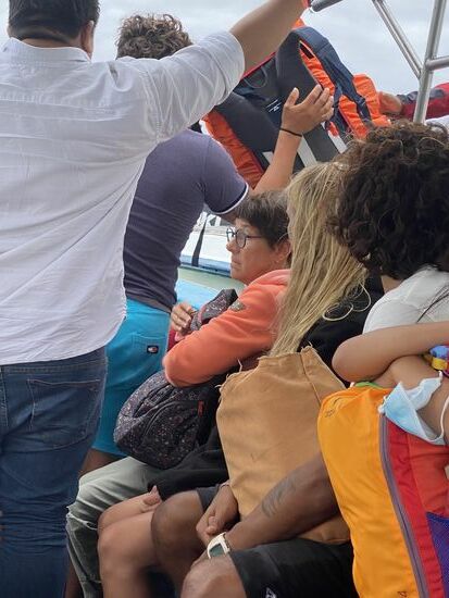 Die Schweizer Mutter hält krampfhaft ihren Rucksack fest, nachdem einer im Wasser gelandet ist..