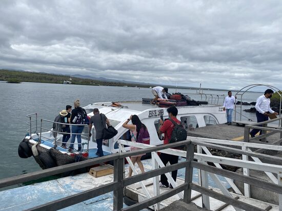 Das Boot füllt sich mit den “frischen” Gästen  , die jetzt nach Santa Cruz fahren