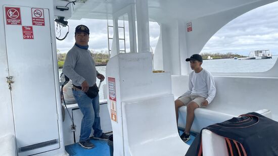 Um 10.50 Uhr sind wir am Hafen und auf dem Taxi- Boot von Santa Cruz nach Baltra
Außer uns nur noch 5 weitere Gäste, trotzdem fährt er los, denn drüben landete ein Flieger und das Geschäft will er natürlich mitnehmen