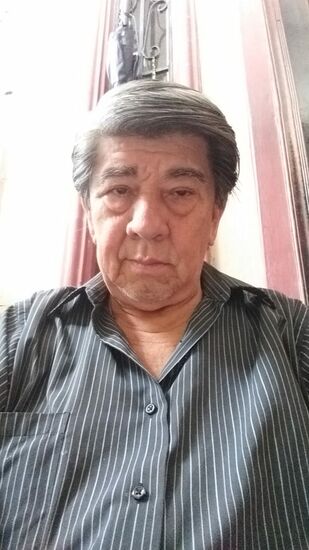 Fabrizio schickt uns kurz vor Abflug eine Nachricht, dass er nicht kommen kann- eine gute Freundin, die seine Kinder betreut hat, ist plötzlich verstorben und er muss zu der Familie und schickt aber seinen Vater zum Abholen. Damit wir ihn erkennen, schickt er ein Foto vom Papa- wir lachen: der sieht aus wie Fabrizio in ein paar Jahren 