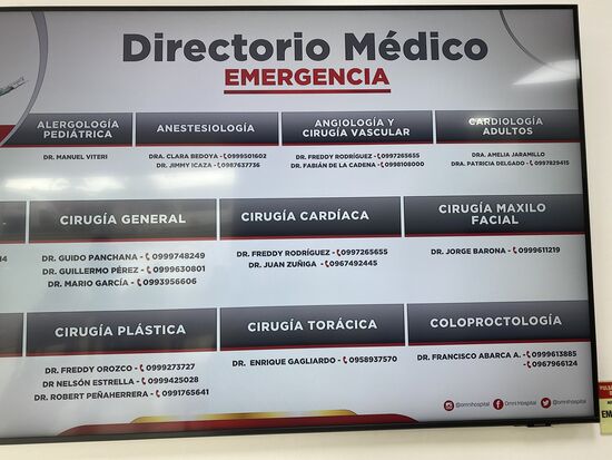 Ein Info-Bildschirm im Warteraum der „Emergency“ - die Klinik wirkt sehr modern und edel