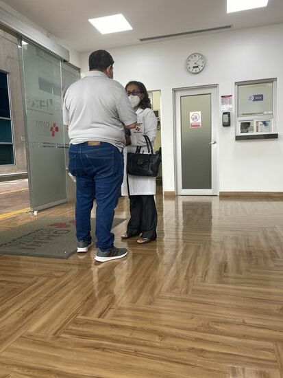 Da kommt die Chefärztin der Kardiologie—es ist so rührend, wie eifrig Fabrizio bei der Sache ist