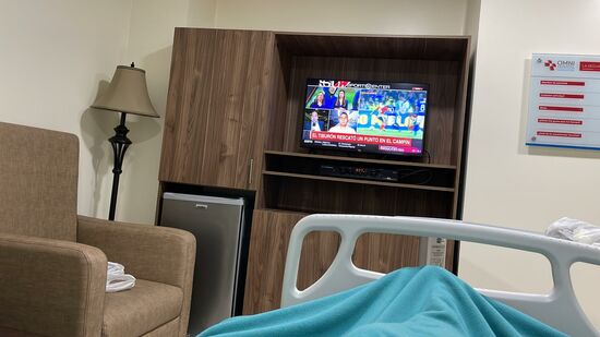 Thomas sendet mir noch später ein Foto aus seinem Krankenzimmer. Es ist ein Zimmer wie im Hotel—ich übernachte allein bei „Serena“