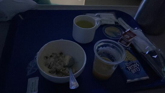 Zu später Stunde bekomme ich noch das Foto vom Abendessen, was Thomas bekam. Müsli, Cracker. Marmelade, Mangosaft und Lemongras Tea. Richtig Hunger hat Thomas nicht.