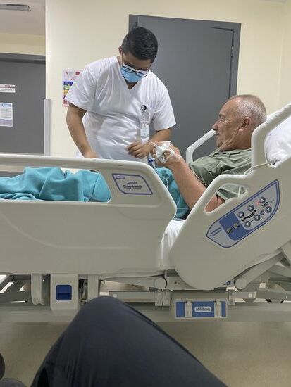 Die Gute-Nacht-Prozedur; Medikamente, Spritze und noch mal die Überprüfung der Vitalwerte. Die Betreuung durch Ärzte und Nursen war einwandfrei.