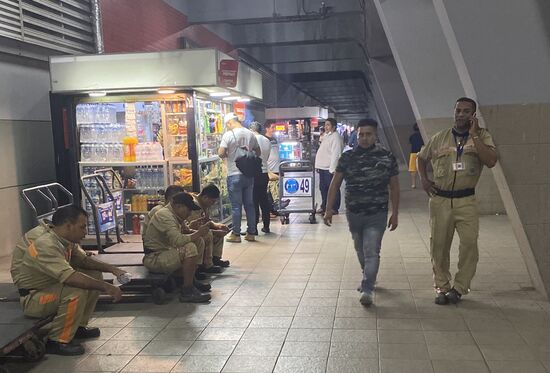 Setzt sich dazu und daddelt auch…